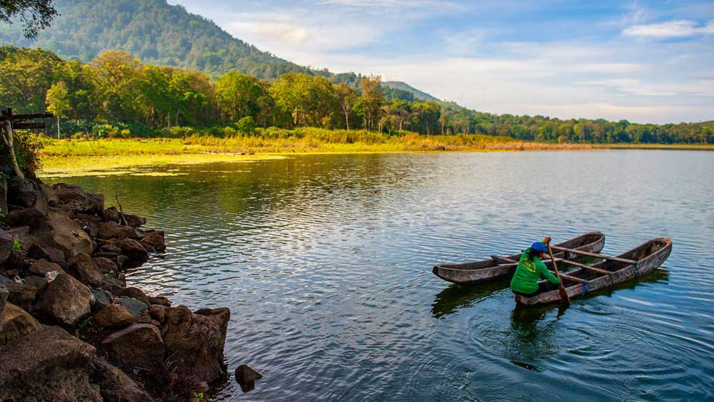 Astonishing View in Lake Tamblingan Bali | Segarebalitour.com